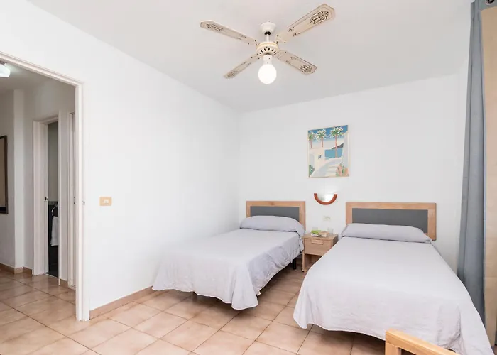1 Bedroom Communal Heated Pool Apartment *
