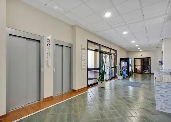 Apartment 1 Bedroom Communal Heated Pool *